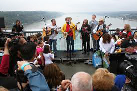 Pete Seeger (center with banjo) and other musicians performing on the Walkway